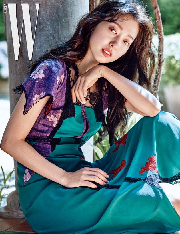 Foto Park Shin Hye di Majalah W Edisi Agustus 2018