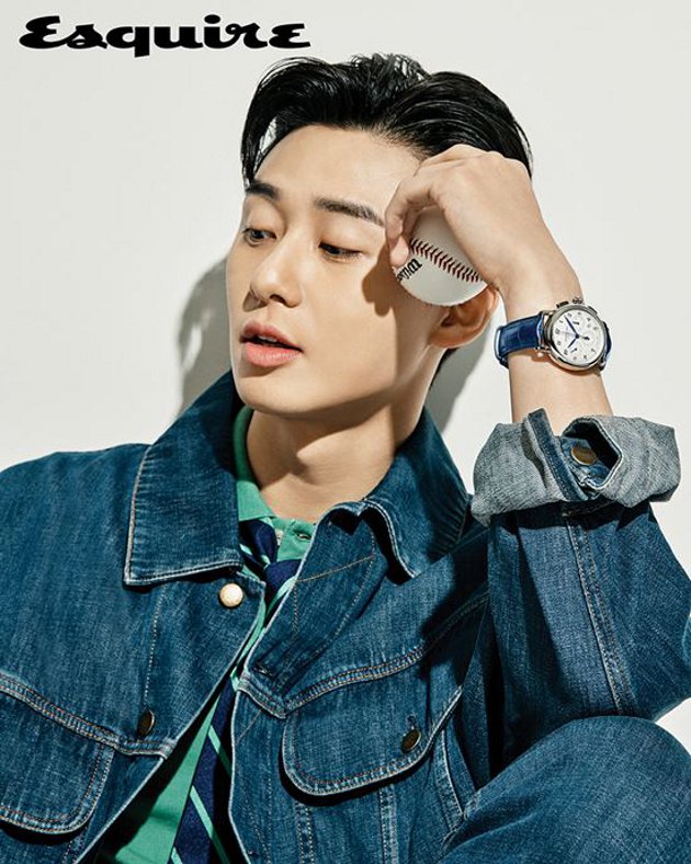 Gambar Foto Park Seo Joon di Majalah Esquire Edisi Juni 2018