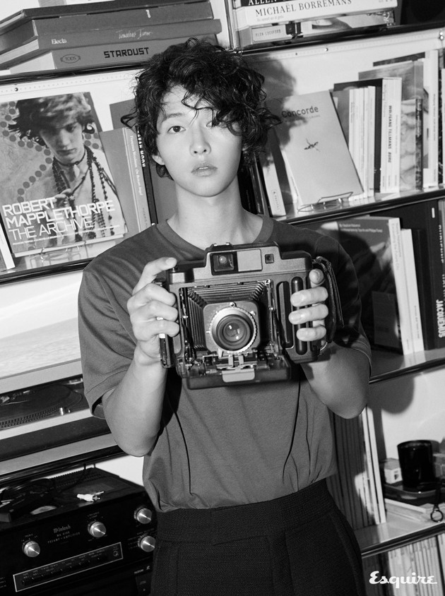 Gambar Foto Song Joong Ki di Majalah Esquire Edisi September 2018