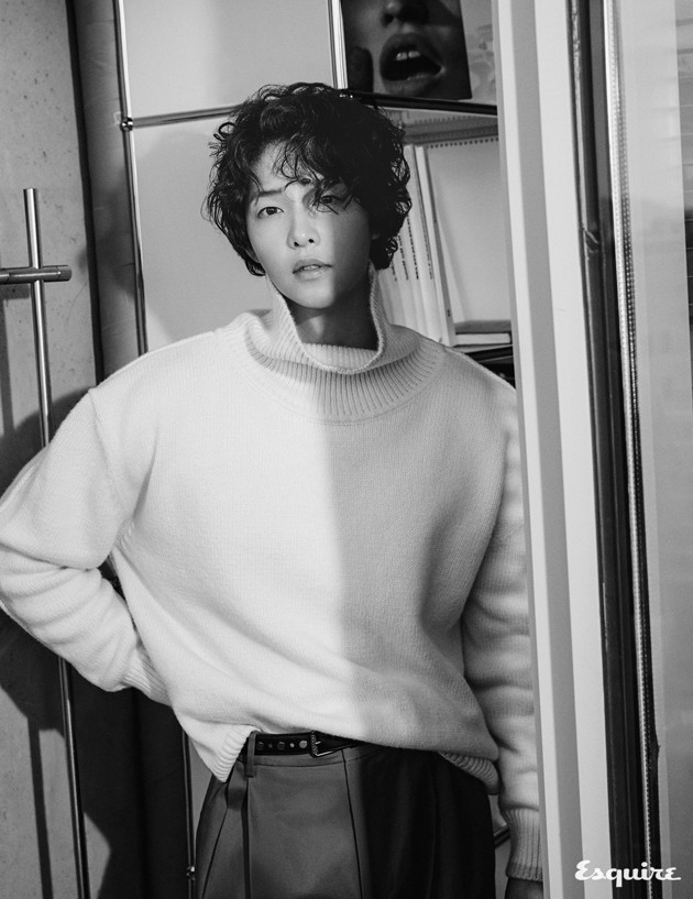 Gambar Foto Song Joong Ki di Majalah Esquire Edisi September 2018