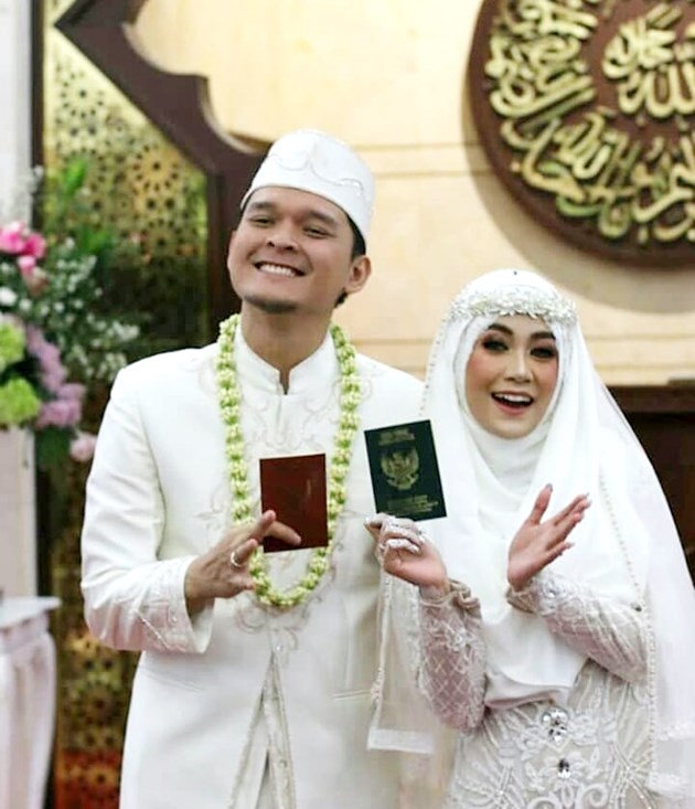 Gambar Foto Anandito dan Anisa Rahma bahagia tunjukan buku nikah mereka