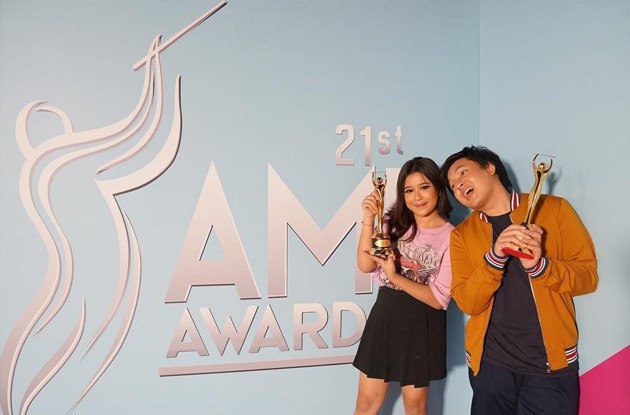 Gambar Foto Brisia Jodie dan Arsy Widianto Pamerkan Piala AMI Awards 2018