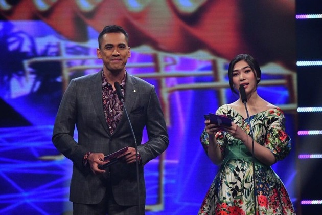 Gambar Foto Isyana Saraswati dan Khairudin Saharom Membacakan Pemenang Kategori Kolaborasi Terbaik di Anugerah Planet Muzik 2018