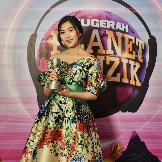 Gambar Foto Isyana Saraswati Meraih Piala Artis Terbaik Wanita di Anugerah Planet Muzik 2018