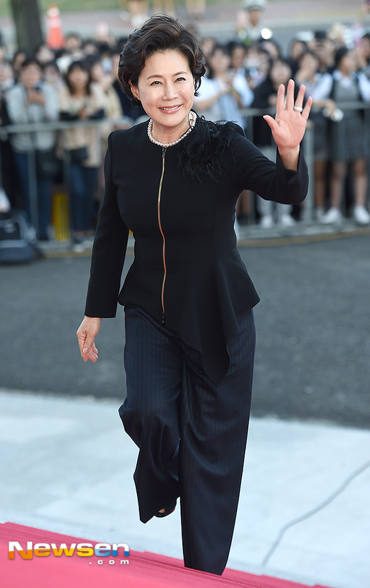 Gambar Foto Park Jung Soo di red carpet Korea Drama Awards 2018.