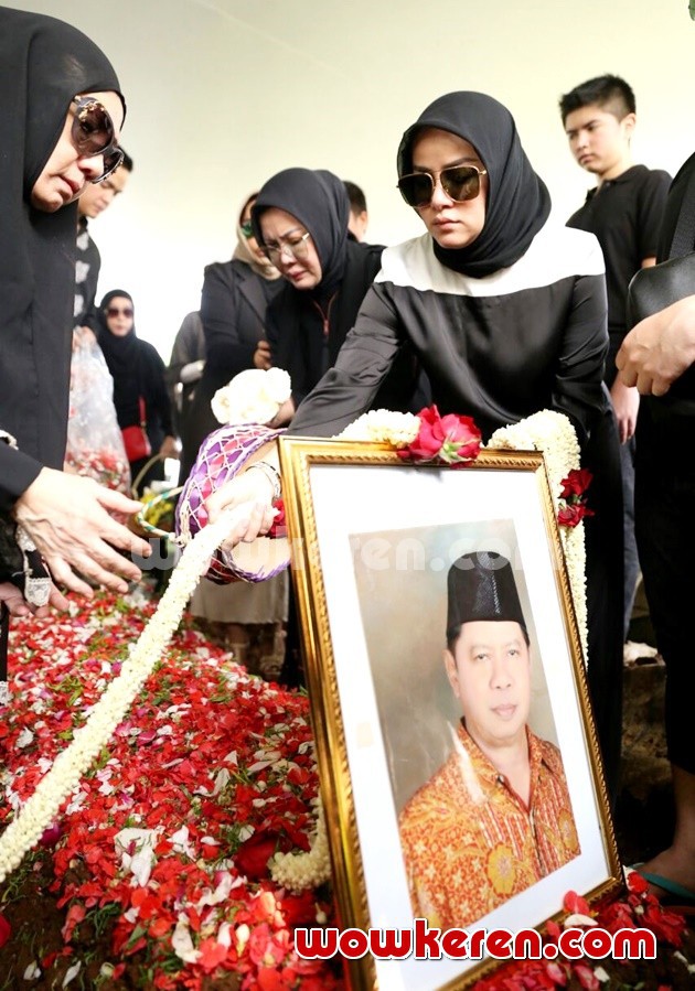 Foto Pemakaman Ayah Olla Ramlan