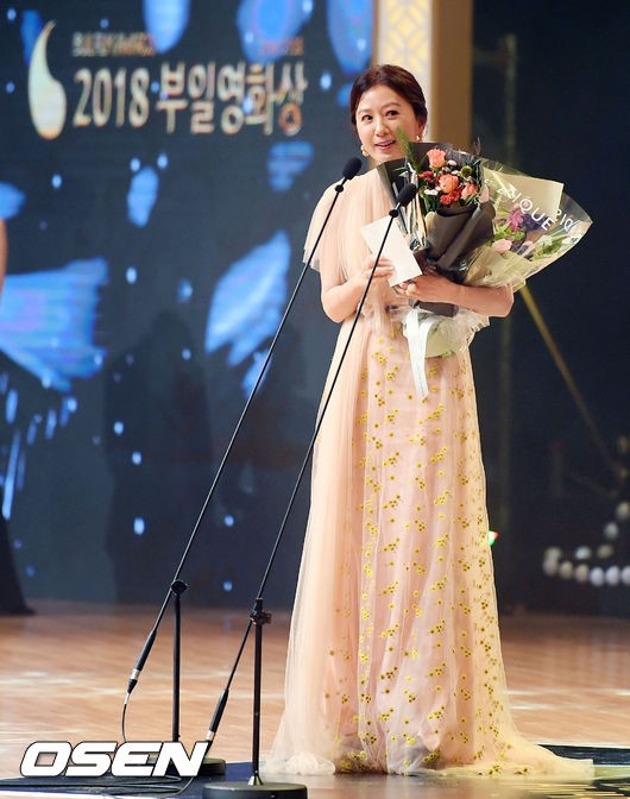 Foto Kim Hee Ae Menerima Trofi di Buil Film Awards 2018