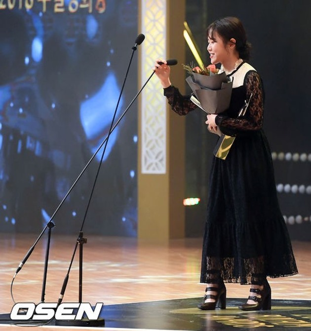 Gambar Foto Kim Hyang Gi Menerima Trofi di Buil Film Awards 2018