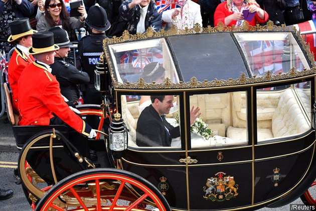 Gambar Foto Setelah upacara pernikahan, Putri Eugenie dan Jack Brooksbank menaiki kereta dan menyapa publik bersama-sama.