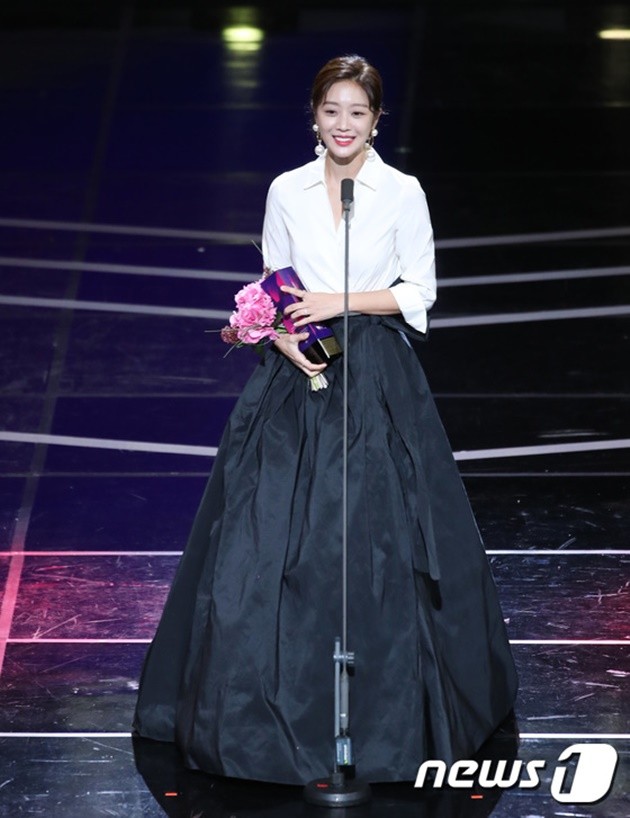Gambar Foto Jo Bo Ah sukses meraih penghargaan Excellence Awards Actress di APAN Star Awards 2018.