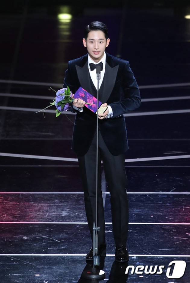 Gambar Foto Jung Hae In berhasil membawa pulang piala K-Star Popularity Award dan Excellence Award Actor di APAN Star Awards 2018.