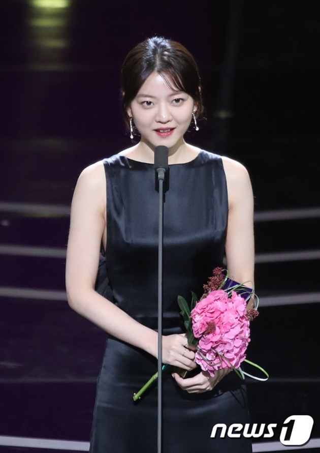 Gambar Foto Go Ah Sung sukses meraih penghargaan Excellence Awards Actress di APAN Star Awards 2018.