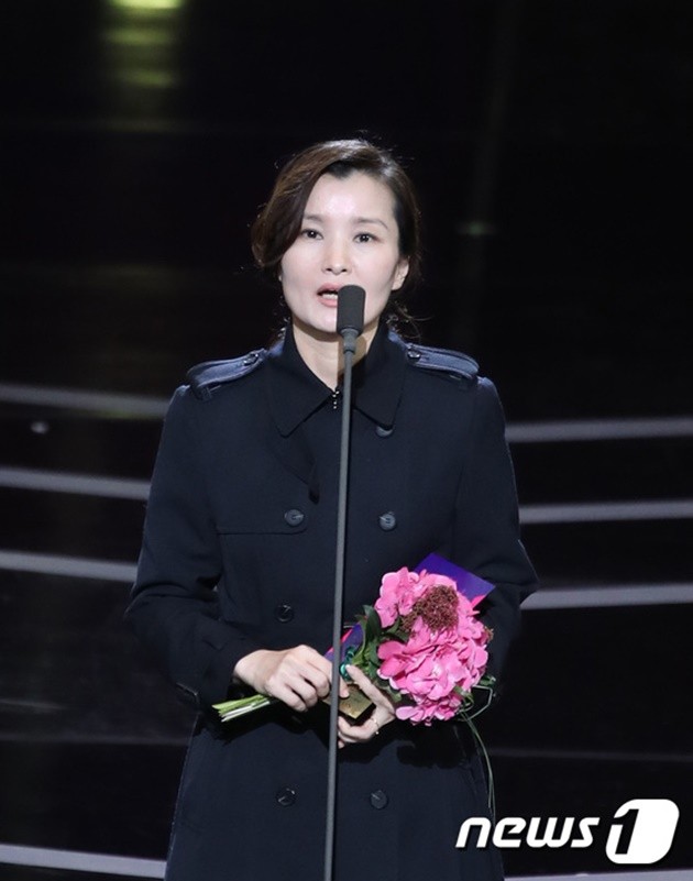 Gambar Foto Lee Soo Yeon sukses meraih penghargaan Best Screenwriter di APAN Star Awards 2018.