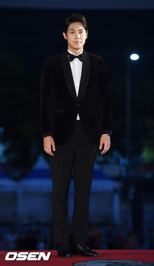 Gambar Foto Kim Hyung Min di Red Carpet Daejong Film Awards 2018