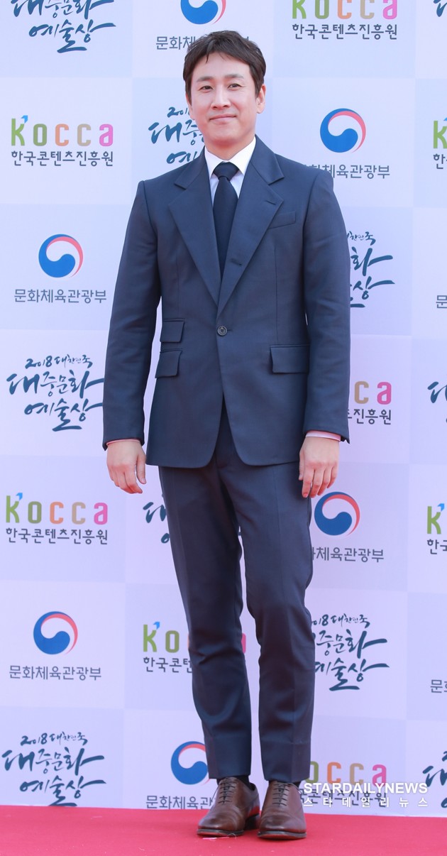 Gambar Foto Lee Sun Gyun di Red Carpet Korean Popular Culture And Art Awards 2018