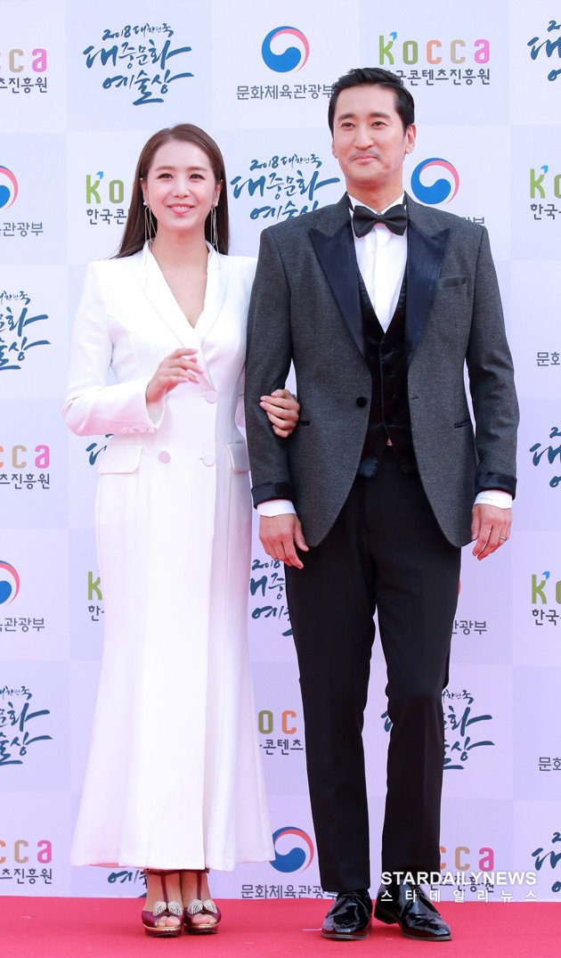 Gambar Foto Lee Ji Ae dan Shin Hyun Joon di Red Carpet Korean Popular Culture And Art Awards 2018
