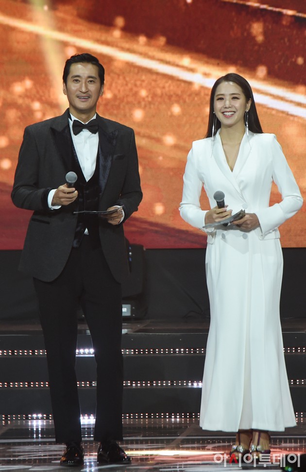 Gambar Foto Shin Hyun Joon dan Lee Ji Ae Bertugas Sebagai MC di Korean Popular Culture And Art Awards 2018