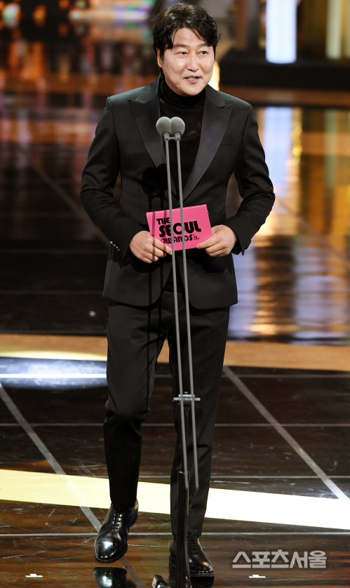 Foto Song Kang Ho Saat Bacakan Nominasi Best Actor and Actress Award Kategori Film