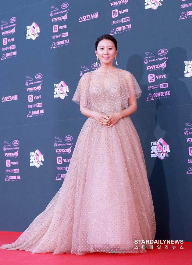 Gambar Foto Kim Hee Ae di red carpet The Seoul Awards 2018.