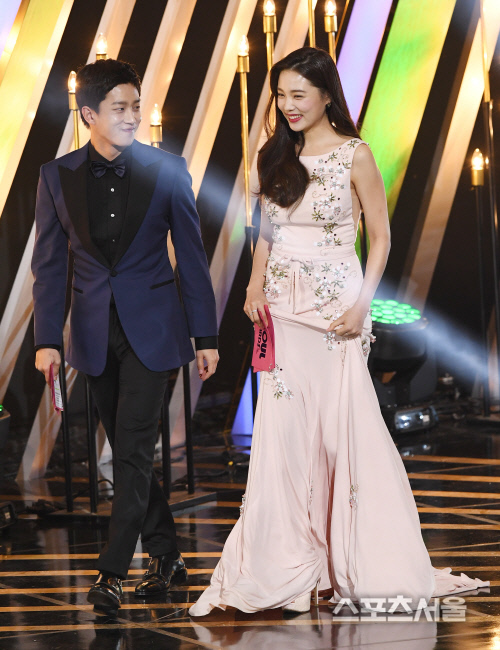 Gambar Foto Kim Min Suk dan Yoon So Hee Saat bacakan Nominasi Best New Actor and Actress Award Kategori Drama