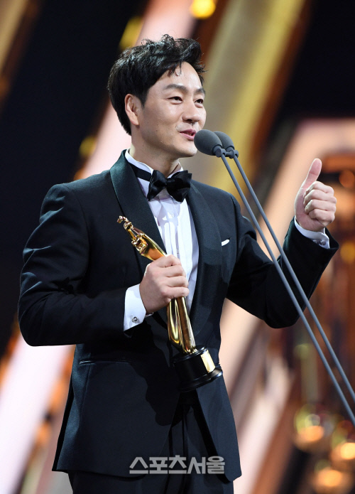 Gambar Foto Park Hae Soo Raih Piala Best New Actor Award Kategori Drama