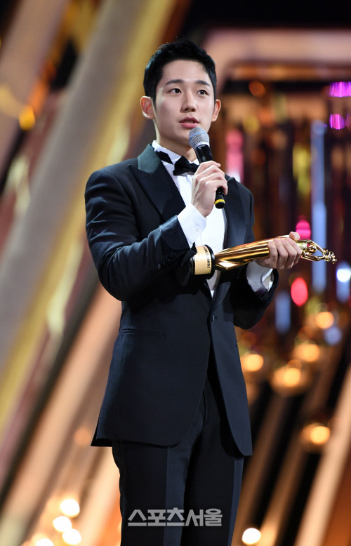 Gambar Foto Jung Hae In Raih Piala Hallyu Artist Award