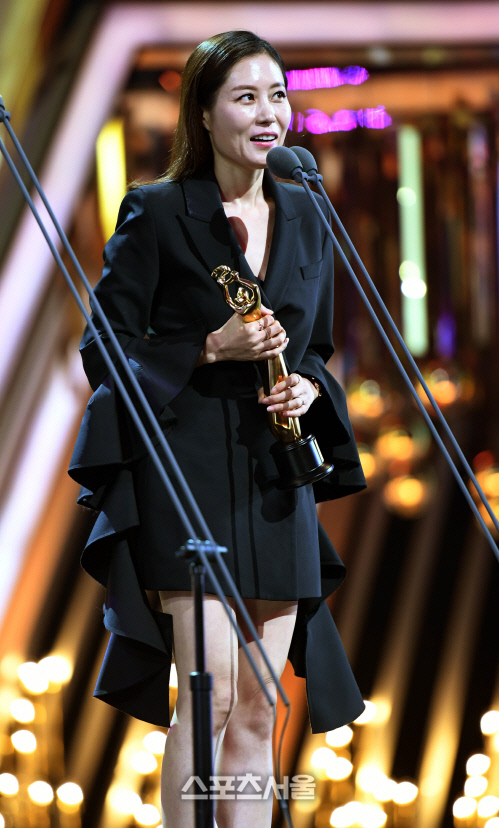 Gambar Foto Moon So Ri Raih Piala Best Supporting Actress Award Kategori Drama