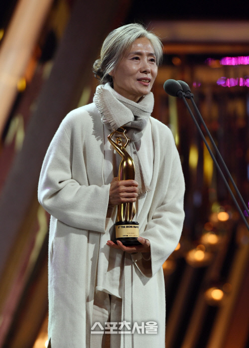 Gambar Foto Ye Soo Jung Raih Piala Best Supporting Actress Award Kategori Film