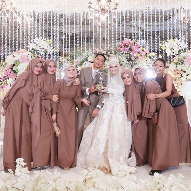 Gambar Foto Melody Ditemani para Bridesmaid di Hari Pernikahannya