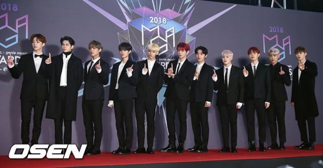 Gambar Foto Wanna One kompak memakai setelan jas hitam di Genie Music Awards 2018.