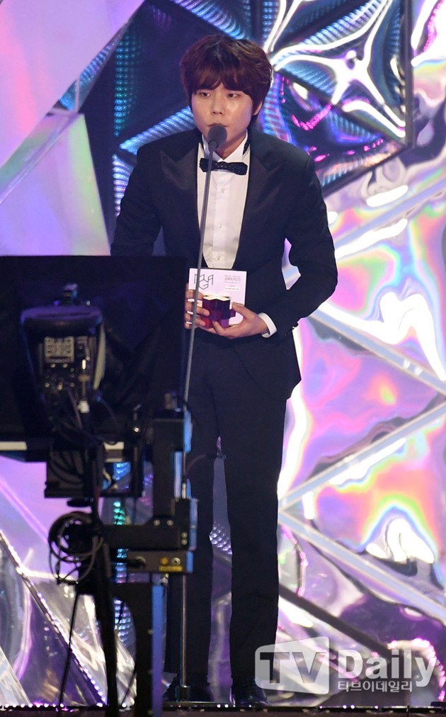 Gambar Foto Jung Seung Hwan sukses meraih penghargaan Best Male Solo Artist.