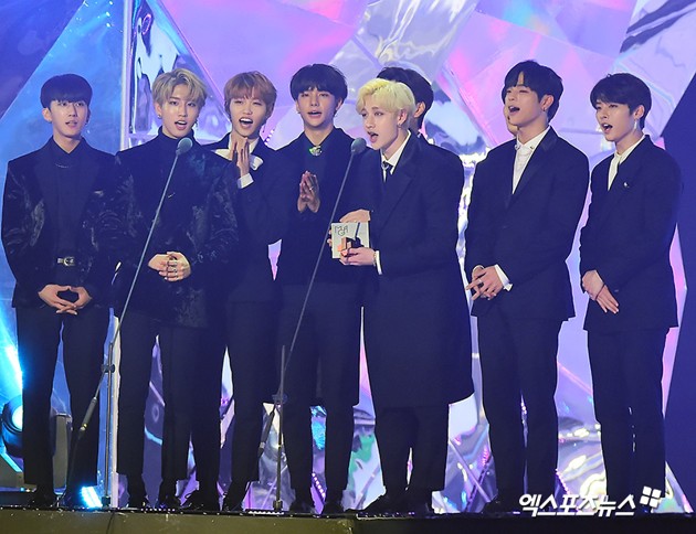 Gambar Foto Stray Kids membawa pulang penghargaan Best New Male Artist.