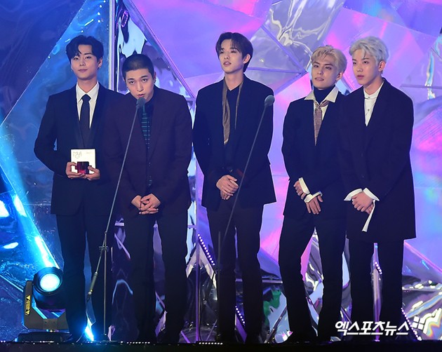 Gambar Foto DAY6 berhasil mendapat piala Best Band Performance Award.