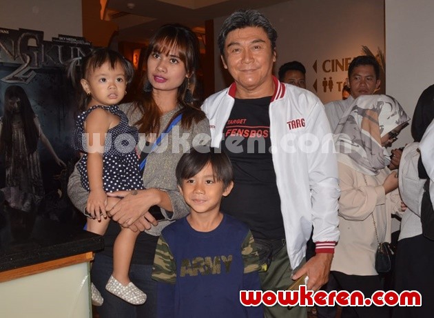 Gambar Foto Willy Dozan Datang Bersama Keluarga di Nonton Bareng Film 'Target'