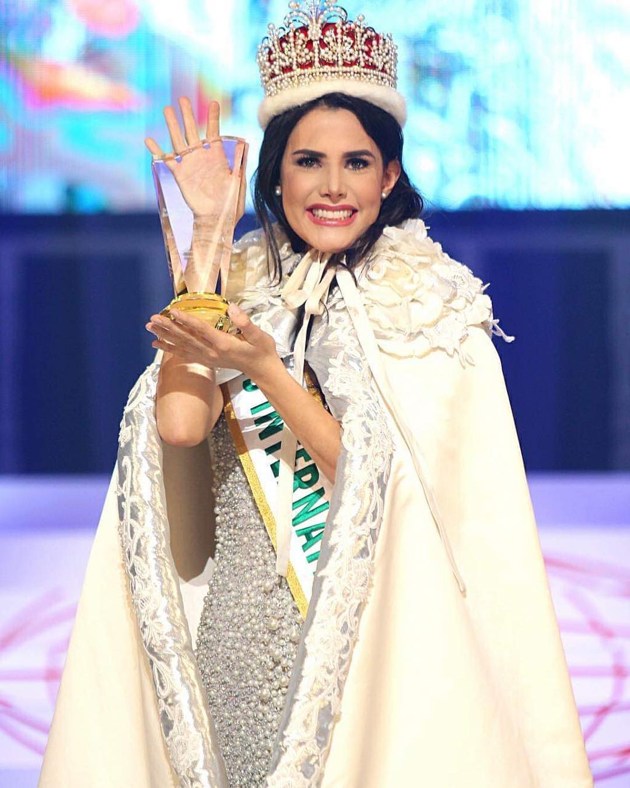 Gambar Foto Mariem Claret Velazco Garcia Memakai Mahkota Miss International 2018