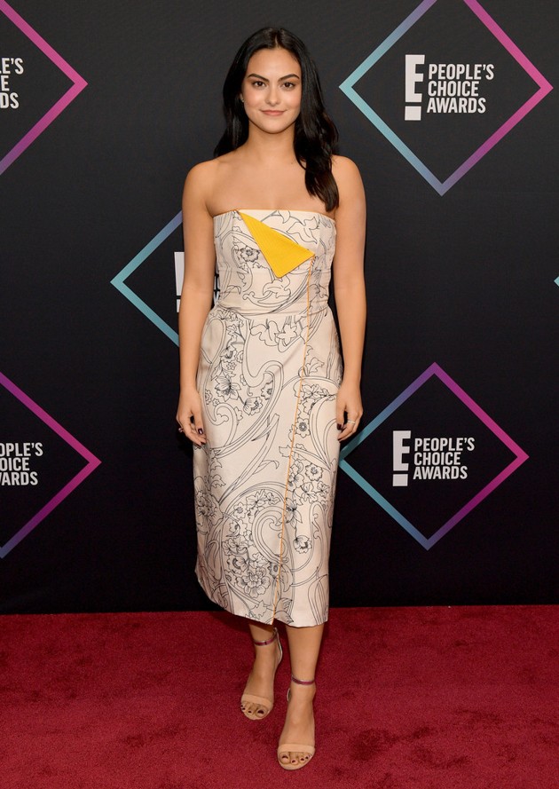 Gambar Foto Camila Mendes di Red Carpet Peoples Choice Awards 2018