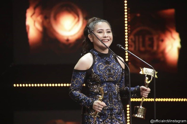 Gambar Foto Prilly Latuconsina menang kategori 'Asmara Tersilet' di Silet Awards 2018