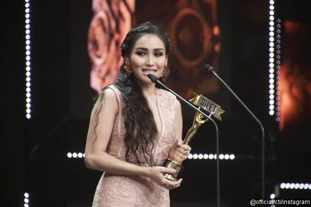 Gambar Foto Ayu Ting Ting menang kategori 'Kontroversi Tersilet' di Silet Awards 2018