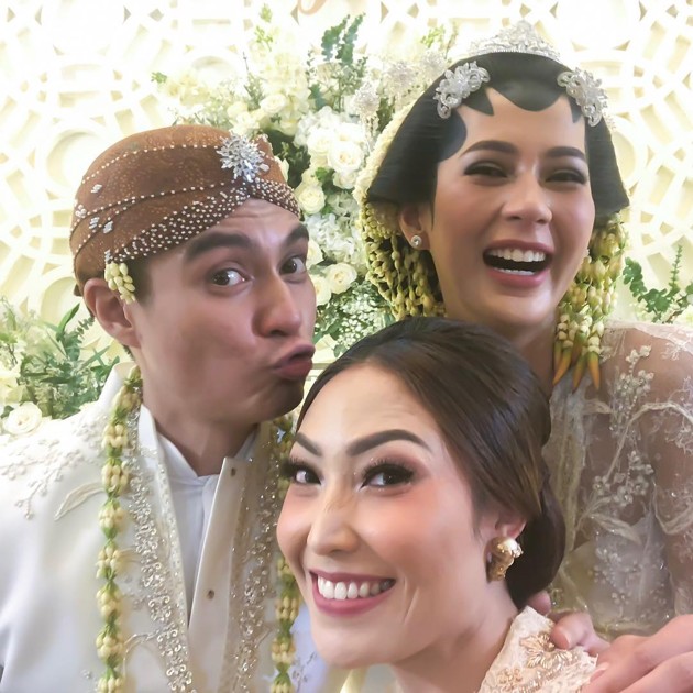 Gambar Foto Ayu Dewi Foto Selfie Bersama Pengantin Baim Wong dan Paula Verhoeven