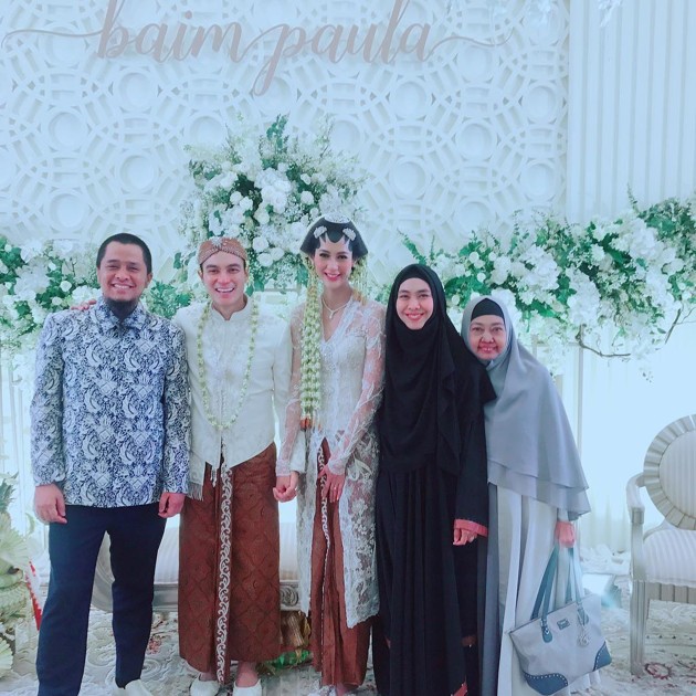 Gambar Foto Oki Setiana Dewi dan Suami di Pernikahan Baim Wong dan Paula Verhoeven