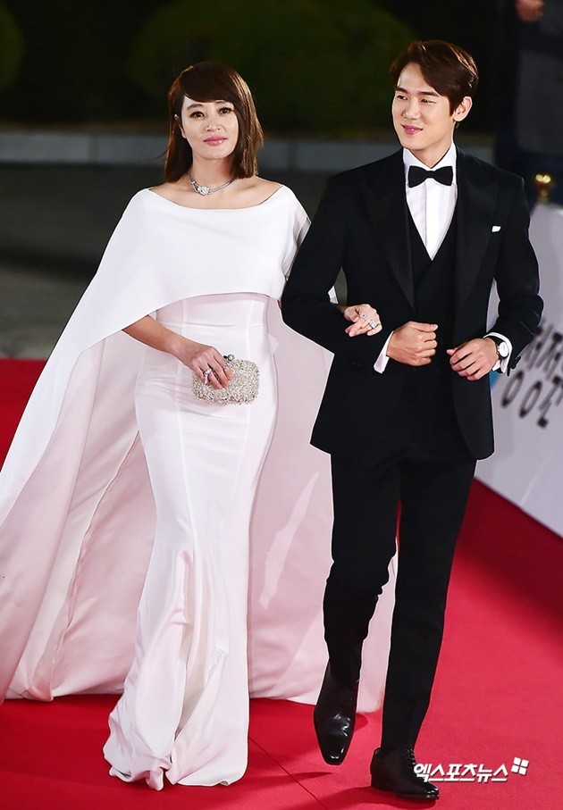 Foto Penampilan Kim Hye Soo dan Yoo Yeon Seok yang menjadi MC di ajang peng...