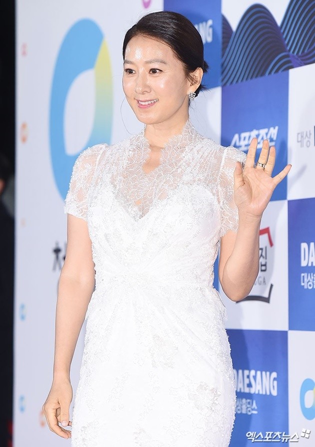 Foto Penampilan Kim Hee Ae di ajang penghargaan Blue Dragon Film Awards 2018.