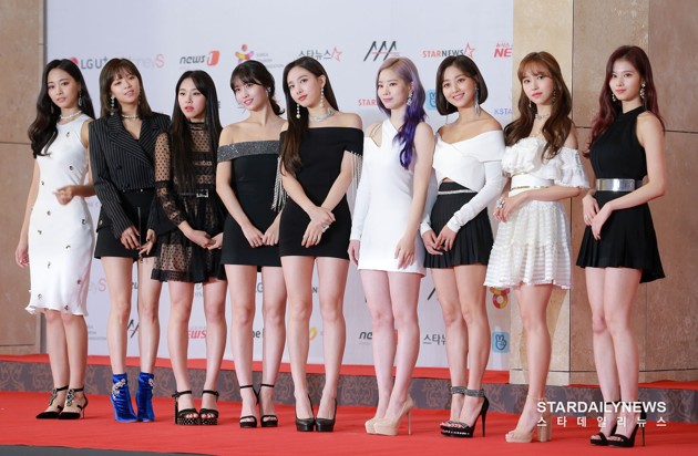 Foto Twice tampil cantik dengan kostum dominasi hitam putih di Asia Artist Awards 2018.