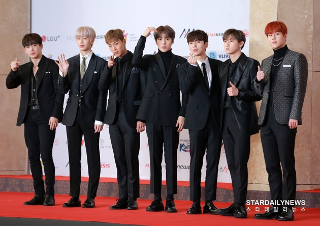 Gambar Foto Monsta X pun tak mau kalah tampil keren di Asia Artist Awards 2018.