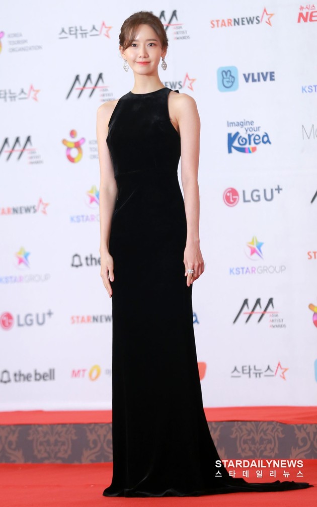 Gambar Foto Yoona Girls' Generation terlihat memukau dengan gaun hitam di Asia Artist Awards 2018.