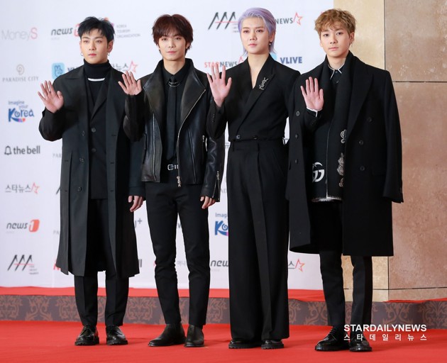 Gambar Foto NU'EST W tak kalah tampil keren di Asia Artist Awards 2018.