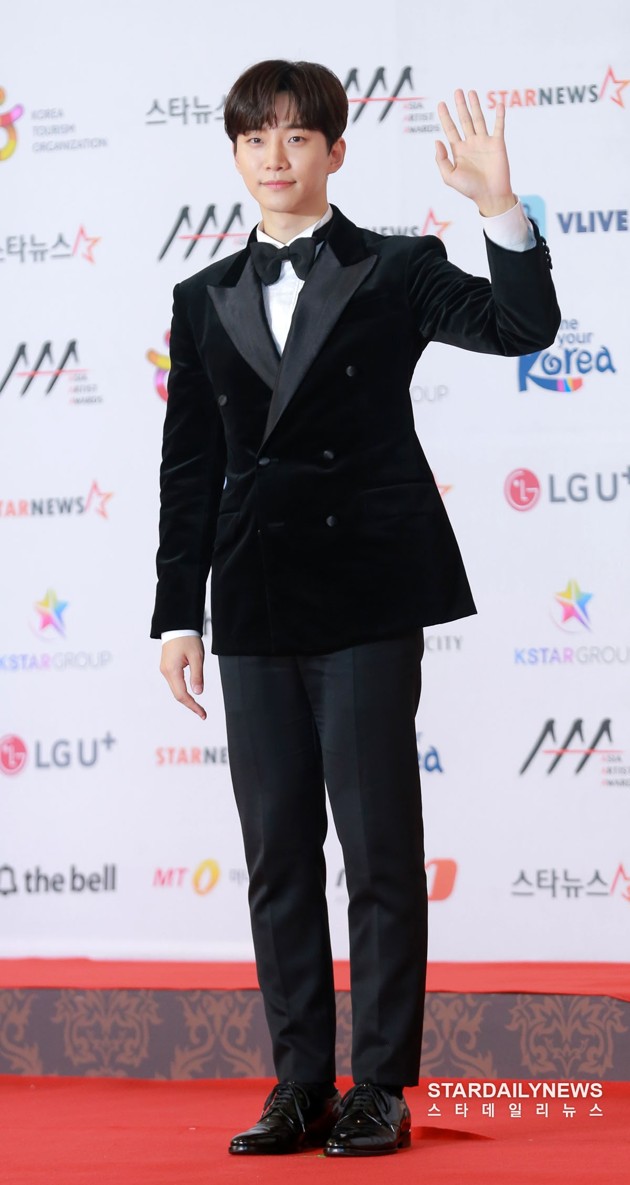 Gambar Foto Junho 2PM terlihat begitu segar di Asia Artist Awards 2018.