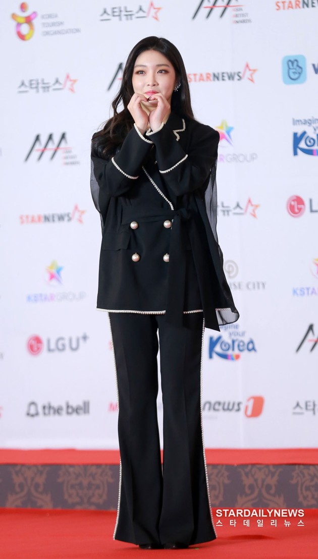 Foto Kim Chung Ha tampak cantik dengan kostum nyentrik di Asia Artist Awards 2018.