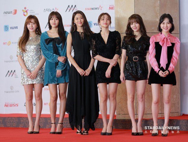 Gambar Foto AOA tampil dengan kostum warna warni di Asia Artist Awards 2018.