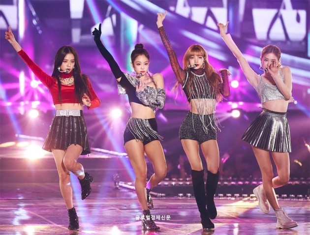 Gambar Foto Black Pink Tampil Nyanyikan Lagu 'DDU-DU DDU-DU'